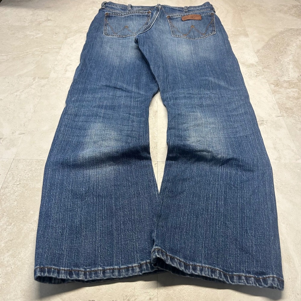 Wrangler Relaxed Fit Jeans Medium Wash Blue Mens 32x32 Straight Leg Denim